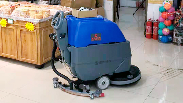 小型掃地車-清掃車廠家-超市采購慶杰手推式洗地機