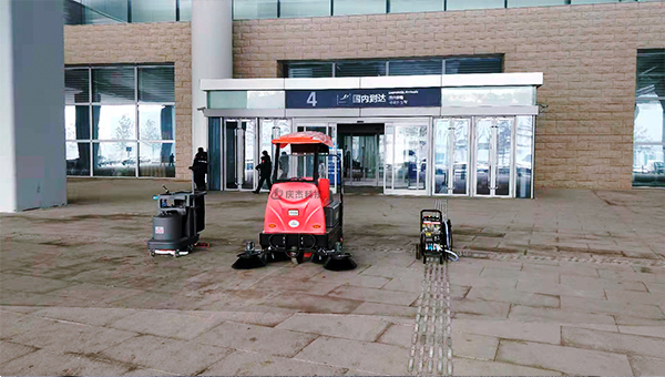 掃地車廠家-清掃車廠家-機場使用慶杰駕駛式洗地機