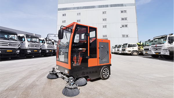 吸塵掃地車-清掃車-大型混凝土企業采購慶杰駕駛式掃地機